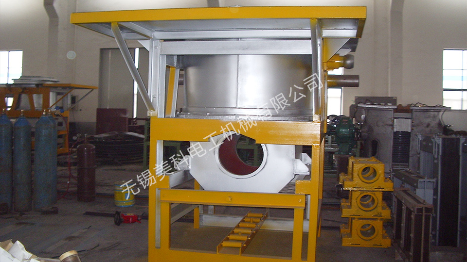 Hydraulic tilting furnace